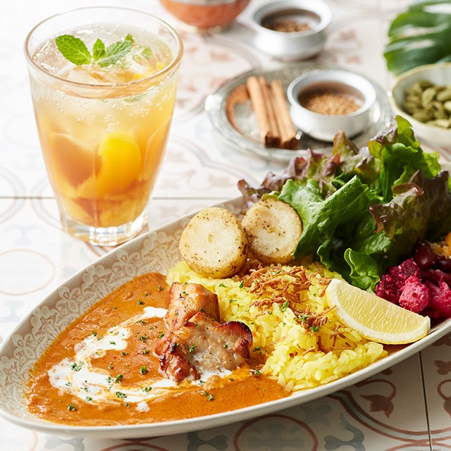 AIR SPICE監修「本格バターチキンカレー」や、 ひんやり「チャイフローズンシェイク」などが登場