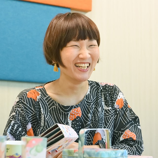 【インタビュー】イラストレーター・利光春華さんに秋のパッケージについておうかがいしました